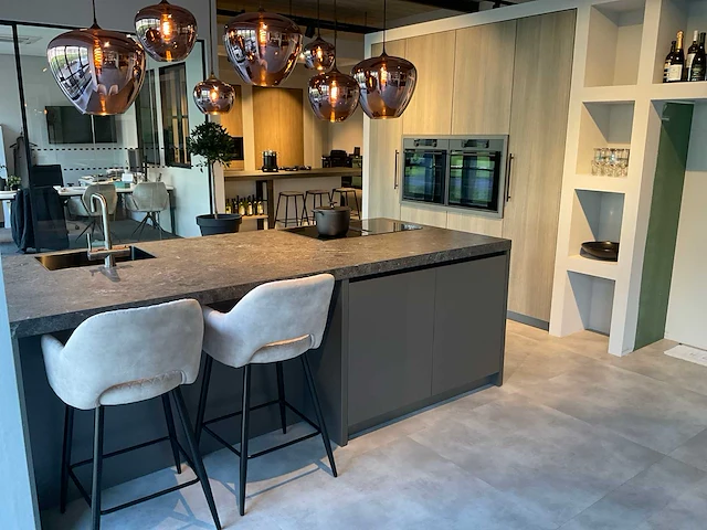 Puur beda firenze-fantasia eiland showroomkeuken met hoge kastenwand - afbeelding 15 van  34