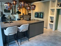 Puur beda firenze-fantasia eiland showroomkeuken met hoge kastenwand - afbeelding 15 van  34