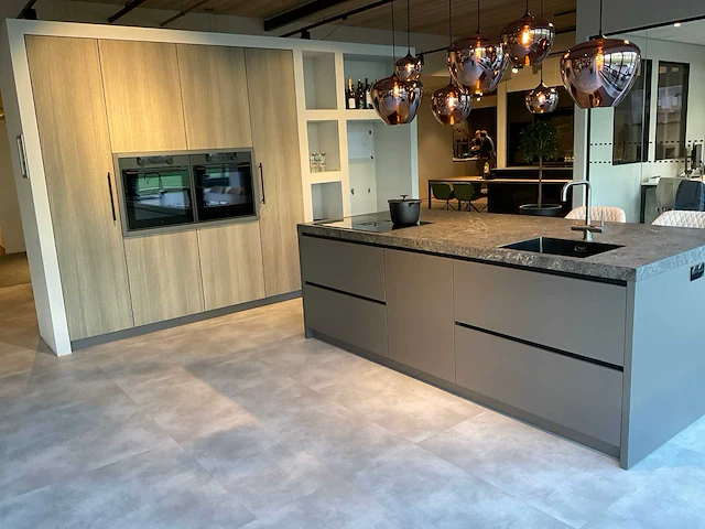 Puur beda firenze-fantasia eiland showroomkeuken met hoge kastenwand - afbeelding 16 van  34