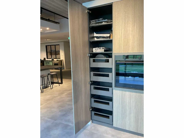 Puur beda firenze-fantasia eiland showroomkeuken met hoge kastenwand - afbeelding 18 van  34