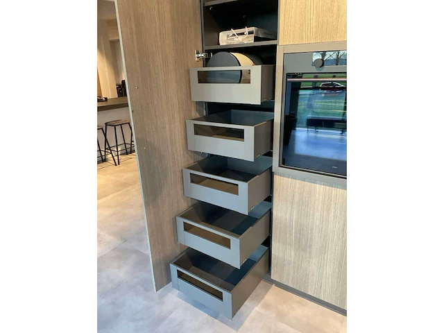 Puur beda firenze-fantasia eiland showroomkeuken met hoge kastenwand - afbeelding 19 van  34