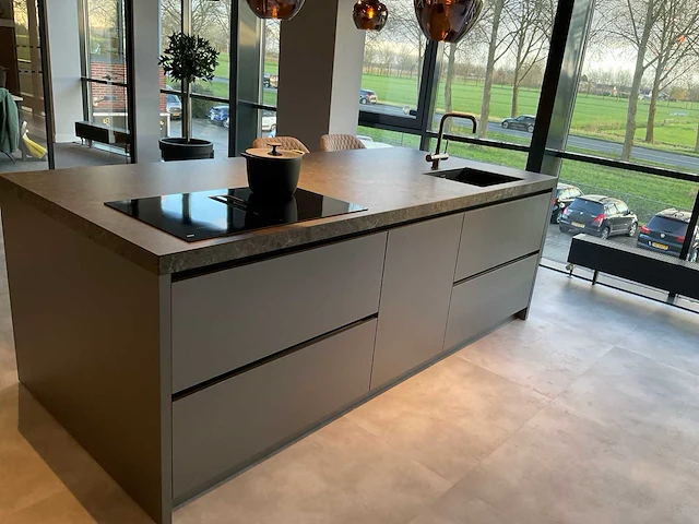 Puur beda firenze-fantasia eiland showroomkeuken met hoge kastenwand - afbeelding 1 van  34
