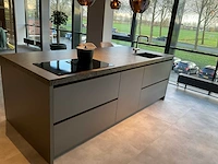 Puur beda firenze-fantasia eiland showroomkeuken met hoge kastenwand