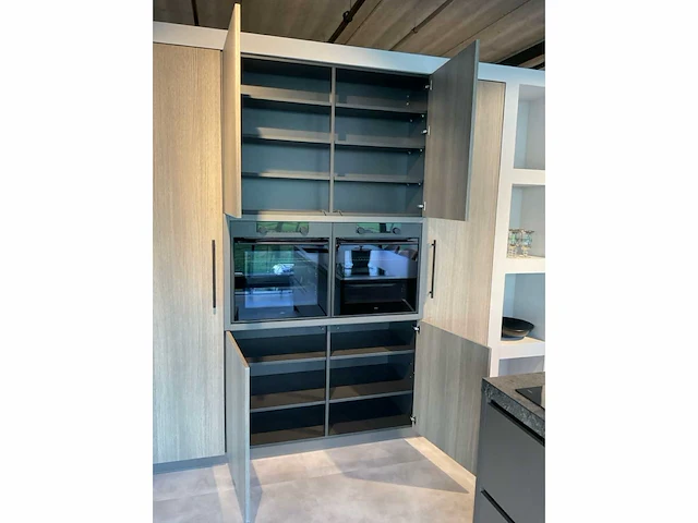 Puur beda firenze-fantasia eiland showroomkeuken met hoge kastenwand - afbeelding 20 van  34