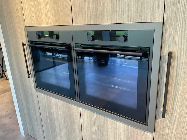 Puur beda firenze-fantasia eiland showroomkeuken met hoge kastenwand - afbeelding 22 van  34