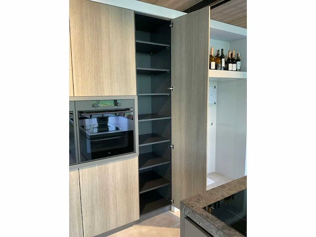 Puur beda firenze-fantasia eiland showroomkeuken met hoge kastenwand - afbeelding 27 van  34