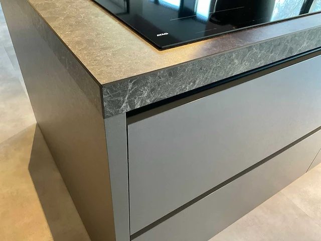 Puur beda firenze-fantasia eiland showroomkeuken met hoge kastenwand - afbeelding 28 van  34