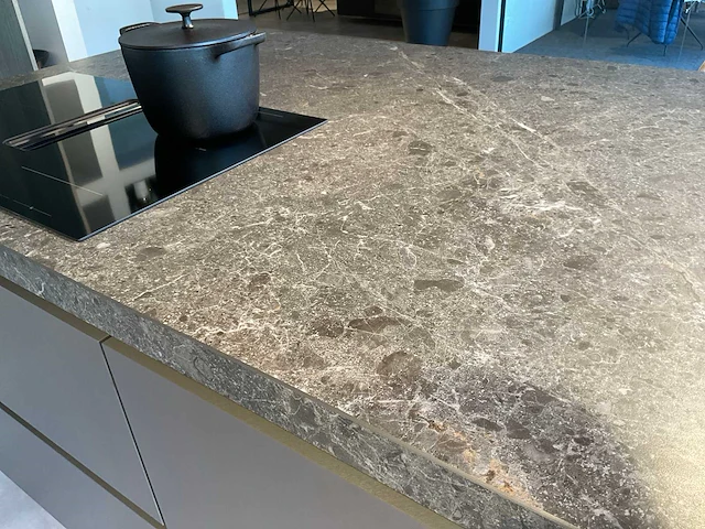 Puur beda firenze-fantasia eiland showroomkeuken met hoge kastenwand - afbeelding 29 van  34