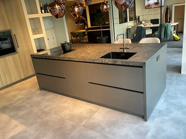 Puur beda firenze-fantasia eiland showroomkeuken met hoge kastenwand - afbeelding 2 van  34