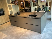 Puur beda firenze-fantasia eiland showroomkeuken met hoge kastenwand - afbeelding 2 van  34