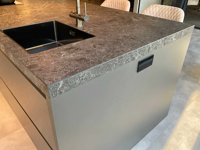 Puur beda firenze-fantasia eiland showroomkeuken met hoge kastenwand - afbeelding 30 van  34