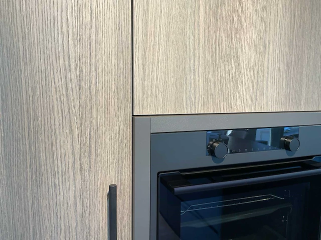 Puur beda firenze-fantasia eiland showroomkeuken met hoge kastenwand - afbeelding 31 van  34