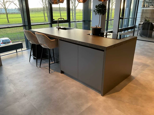 Puur beda firenze-fantasia eiland showroomkeuken met hoge kastenwand - afbeelding 3 van  34