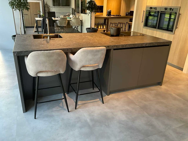 Puur beda firenze-fantasia eiland showroomkeuken met hoge kastenwand - afbeelding 4 van  34