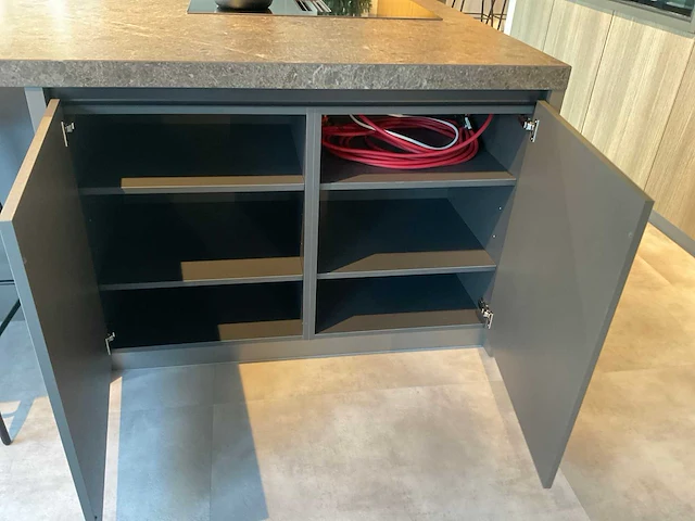 Puur beda firenze-fantasia eiland showroomkeuken met hoge kastenwand - afbeelding 5 van  34