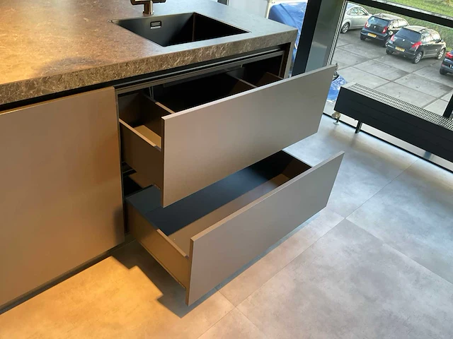 Puur beda firenze-fantasia eiland showroomkeuken met hoge kastenwand - afbeelding 6 van  34