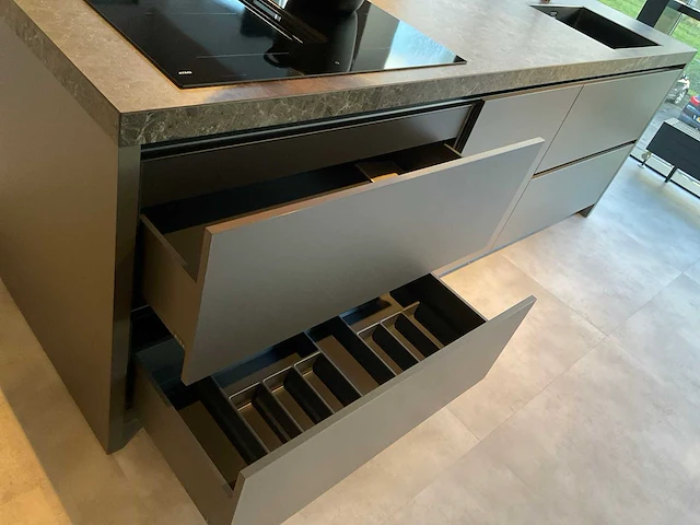 Puur beda firenze-fantasia eiland showroomkeuken met hoge kastenwand - afbeelding 7 van  34
