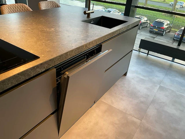 Puur beda firenze-fantasia eiland showroomkeuken met hoge kastenwand - afbeelding 9 van  34