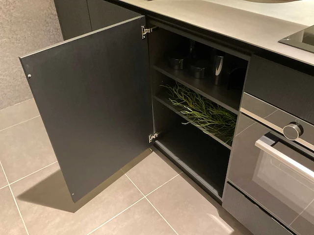 Puur regina eb gl gfo rustiek eiken gefineerd eiland showroomkeuken met hoge kastenwand - afbeelding 16 van  40