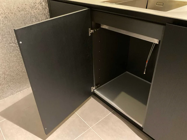 Puur regina eb gl gfo rustiek eiken gefineerd eiland showroomkeuken met hoge kastenwand - afbeelding 17 van  40