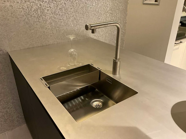 Puur regina eb gl gfo rustiek eiken gefineerd eiland showroomkeuken met hoge kastenwand - afbeelding 18 van  40