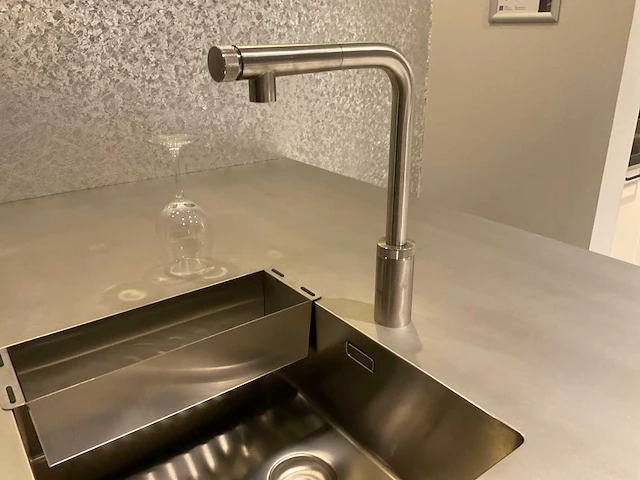 Puur regina eb gl gfo rustiek eiken gefineerd eiland showroomkeuken met hoge kastenwand - afbeelding 19 van  40