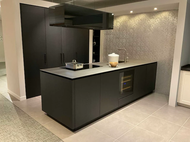 Puur regina eb gl gfo rustiek eiken gefineerd eiland showroomkeuken met hoge kastenwand - afbeelding 1 van  40
