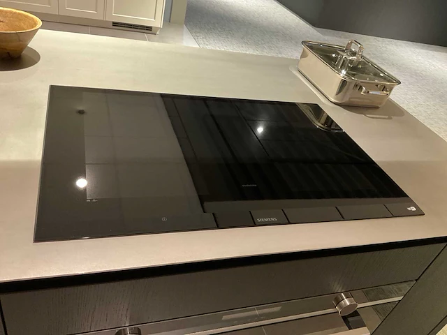 Puur regina eb gl gfo rustiek eiken gefineerd eiland showroomkeuken met hoge kastenwand - afbeelding 21 van  40