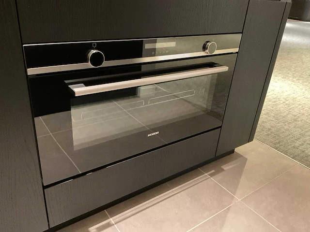 Puur regina eb gl gfo rustiek eiken gefineerd eiland showroomkeuken met hoge kastenwand - afbeelding 26 van  40