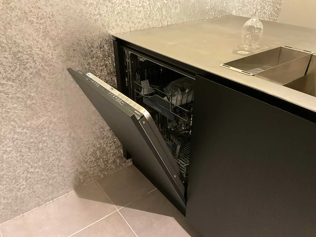 Puur regina eb gl gfo rustiek eiken gefineerd eiland showroomkeuken met hoge kastenwand - afbeelding 28 van  40