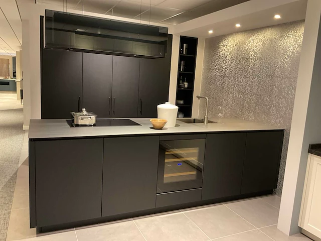 Puur regina eb gl gfo rustiek eiken gefineerd eiland showroomkeuken met hoge kastenwand - afbeelding 2 van  40