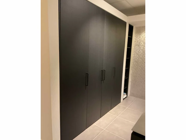 Puur regina eb gl gfo rustiek eiken gefineerd eiland showroomkeuken met hoge kastenwand - afbeelding 30 van  40