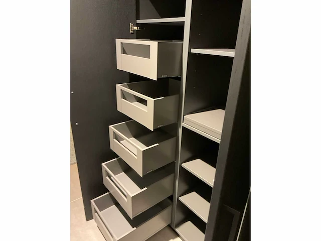 Puur regina eb gl gfo rustiek eiken gefineerd eiland showroomkeuken met hoge kastenwand - afbeelding 33 van  40