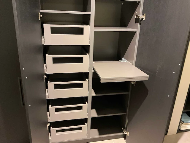Puur regina eb gl gfo rustiek eiken gefineerd eiland showroomkeuken met hoge kastenwand - afbeelding 34 van  40