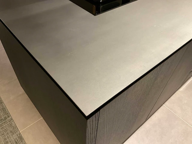 Puur regina eb gl gfo rustiek eiken gefineerd eiland showroomkeuken met hoge kastenwand - afbeelding 36 van  40