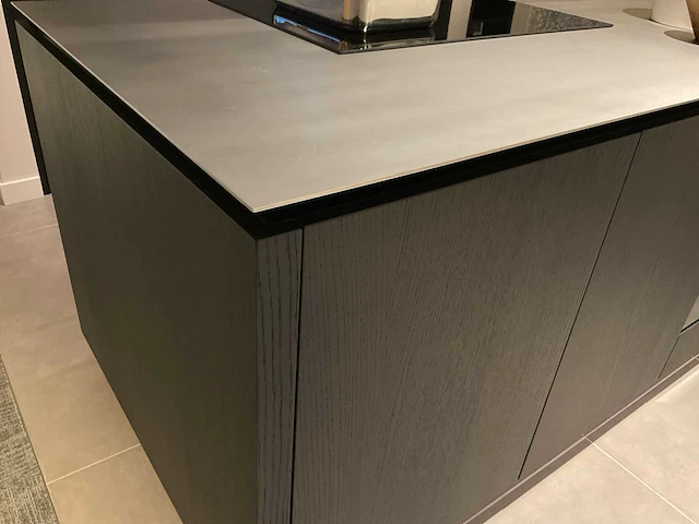 Puur regina eb gl gfo rustiek eiken gefineerd eiland showroomkeuken met hoge kastenwand - afbeelding 37 van  40
