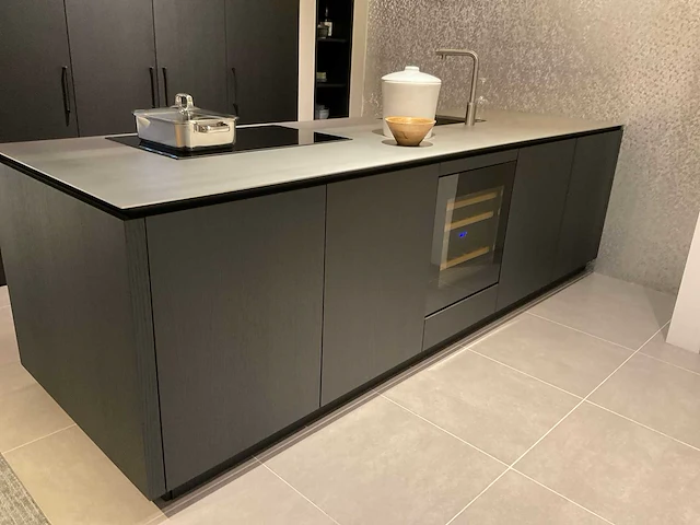 Puur regina eb gl gfo rustiek eiken gefineerd eiland showroomkeuken met hoge kastenwand - afbeelding 3 van  40