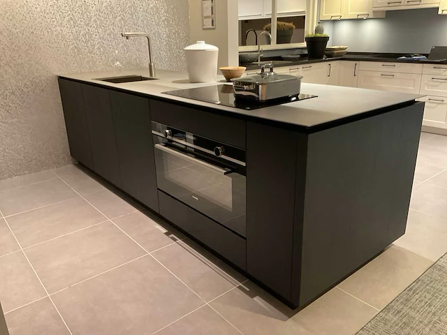 Puur regina eb gl gfo rustiek eiken gefineerd eiland showroomkeuken met hoge kastenwand - afbeelding 4 van  40