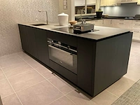 Puur regina eb gl gfo rustiek eiken gefineerd eiland showroomkeuken met hoge kastenwand - afbeelding 4 van  40