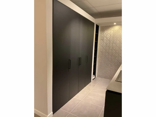 Puur regina eb gl gfo rustiek eiken gefineerd eiland showroomkeuken met hoge kastenwand - afbeelding 5 van  40