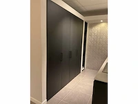 Puur regina eb gl gfo rustiek eiken gefineerd eiland showroomkeuken met hoge kastenwand - afbeelding 5 van  40