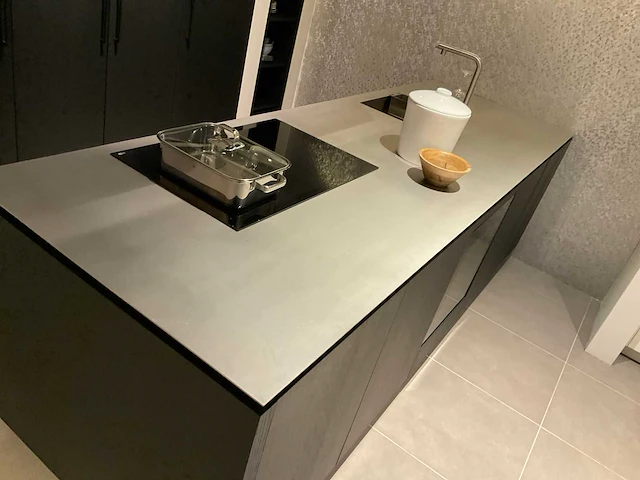 Puur regina eb gl gfo rustiek eiken gefineerd eiland showroomkeuken met hoge kastenwand - afbeelding 6 van  40