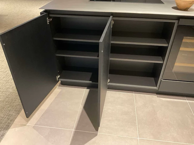 Puur regina eb gl gfo rustiek eiken gefineerd eiland showroomkeuken met hoge kastenwand - afbeelding 8 van  40