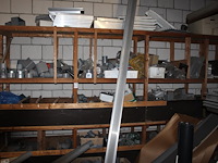 Pvc koppelstukken, beugels, uitlopen, bochten, etc. in houten stelling. - afbeelding 1 van  5