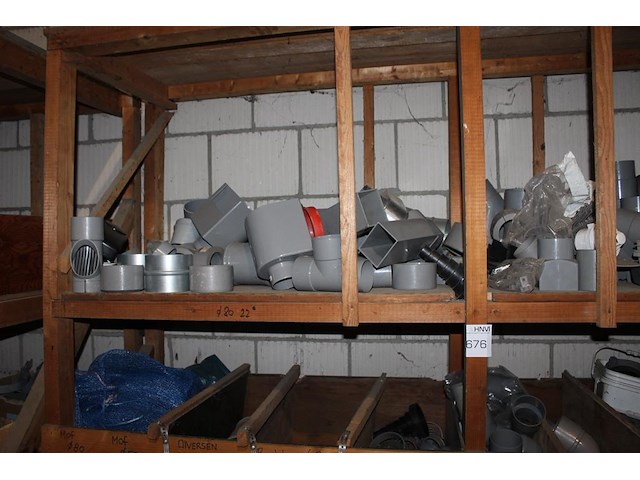Pvc koppelstukken, beugels, uitlopen, bochten, etc. in houten stelling. - afbeelding 2 van  5