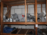 Pvc koppelstukken, beugels, uitlopen, bochten, etc. in houten stelling. - afbeelding 2 van  5