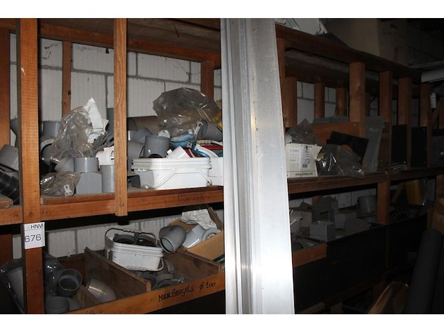 Pvc koppelstukken, beugels, uitlopen, bochten, etc. in houten stelling. - afbeelding 3 van  5