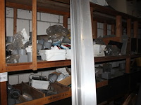 Pvc koppelstukken, beugels, uitlopen, bochten, etc. in houten stelling. - afbeelding 3 van  5