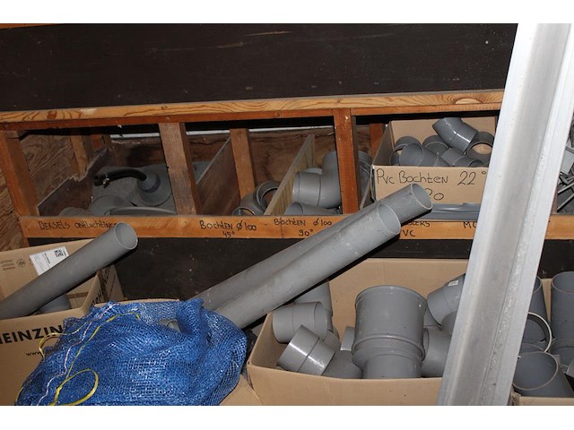 Pvc koppelstukken, beugels, uitlopen, bochten, etc. in houten stelling. - afbeelding 4 van  5