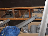 Pvc koppelstukken, beugels, uitlopen, bochten, etc. in houten stelling. - afbeelding 4 van  5